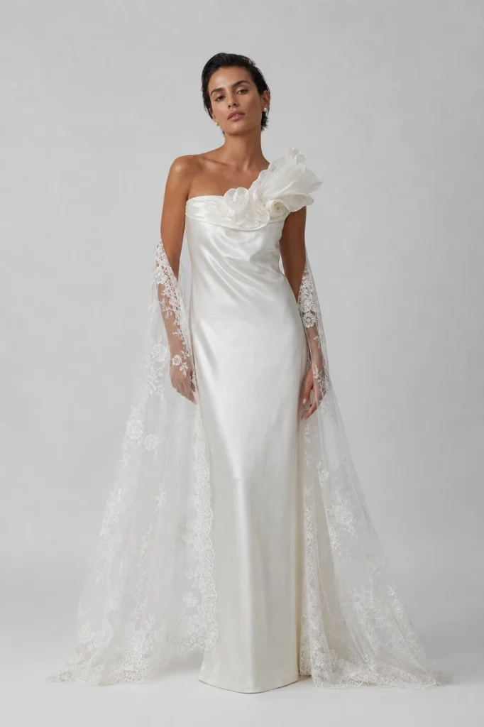 Abito da sposa lungo Marlene in raso avorio con rose tridimensionali sul corpetto