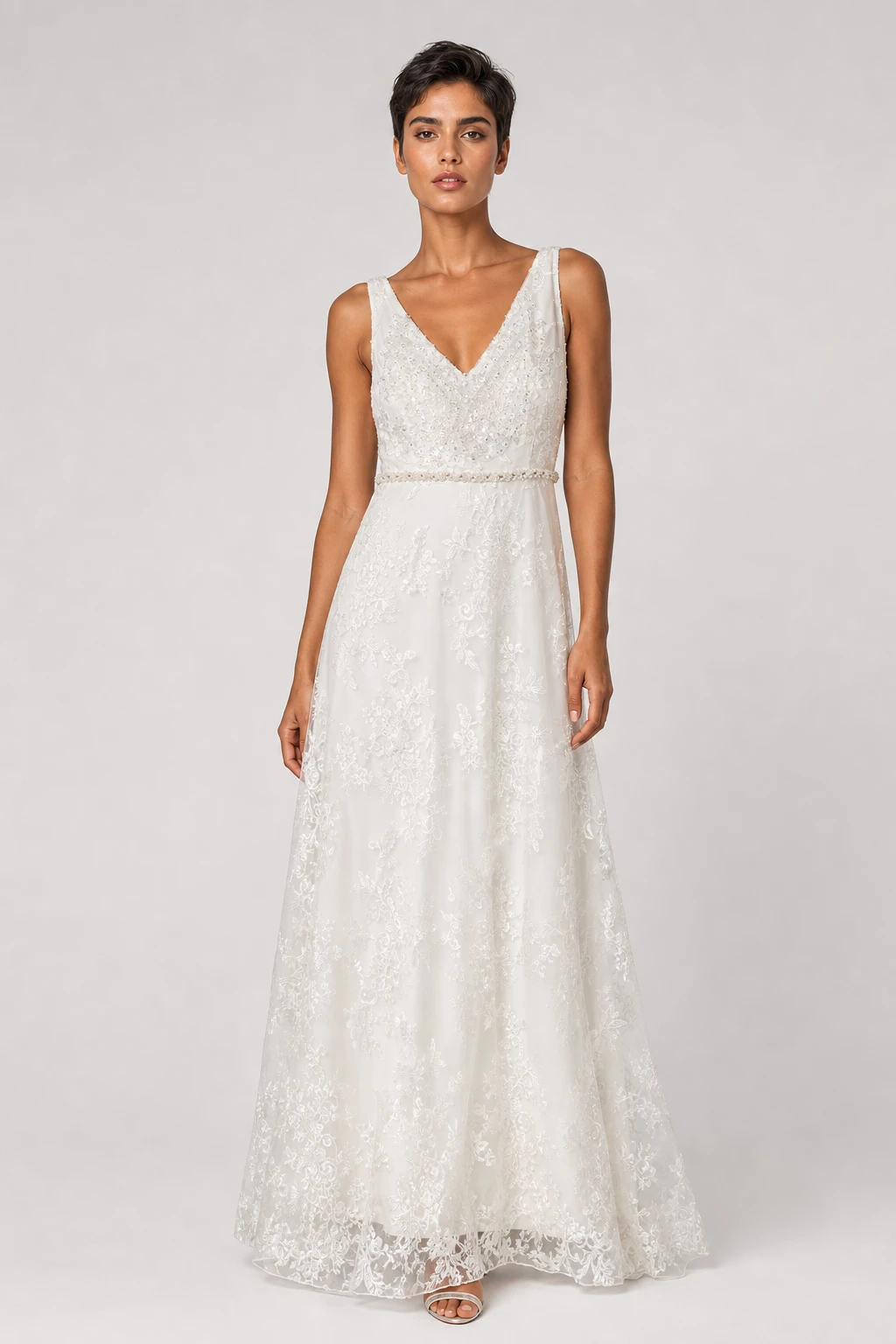 Abito da sposa Charlotte in pizzo ricamato con scollo a V e fascia di perle in vita