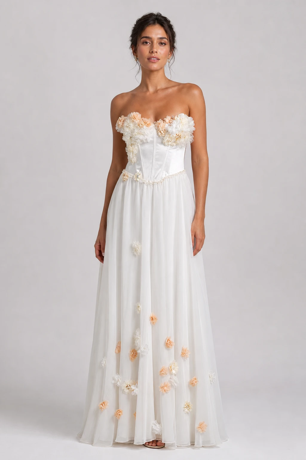 Abito da sposa Noemi con corpetto a cuore ricamato di fiori tridimensionali e gonna in chiffon