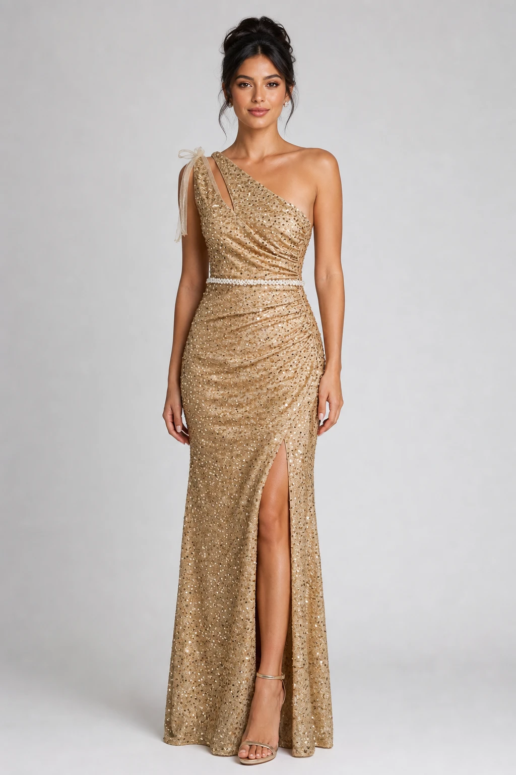 Abito lungo a sirena Elettra in paillettes oro con spalla unica e spacco frontale
