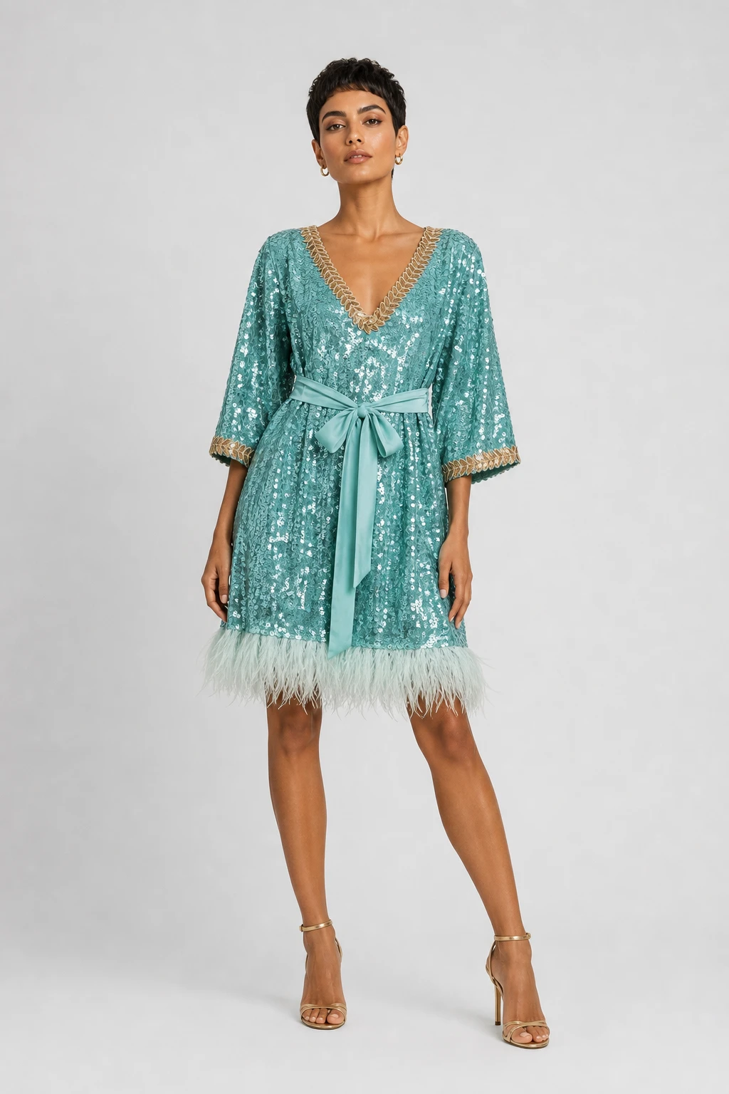 Abito corto in paillettes verde acqua Esmeralda con maniche a kimono e balza di piume