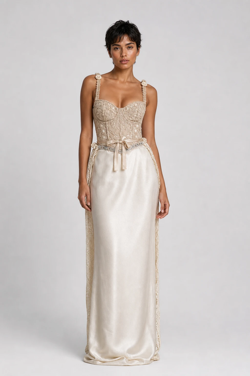 Abito da sposa Aurora con corpetto bustier in pizzo macramé beige e gonna in tela di lino avorio