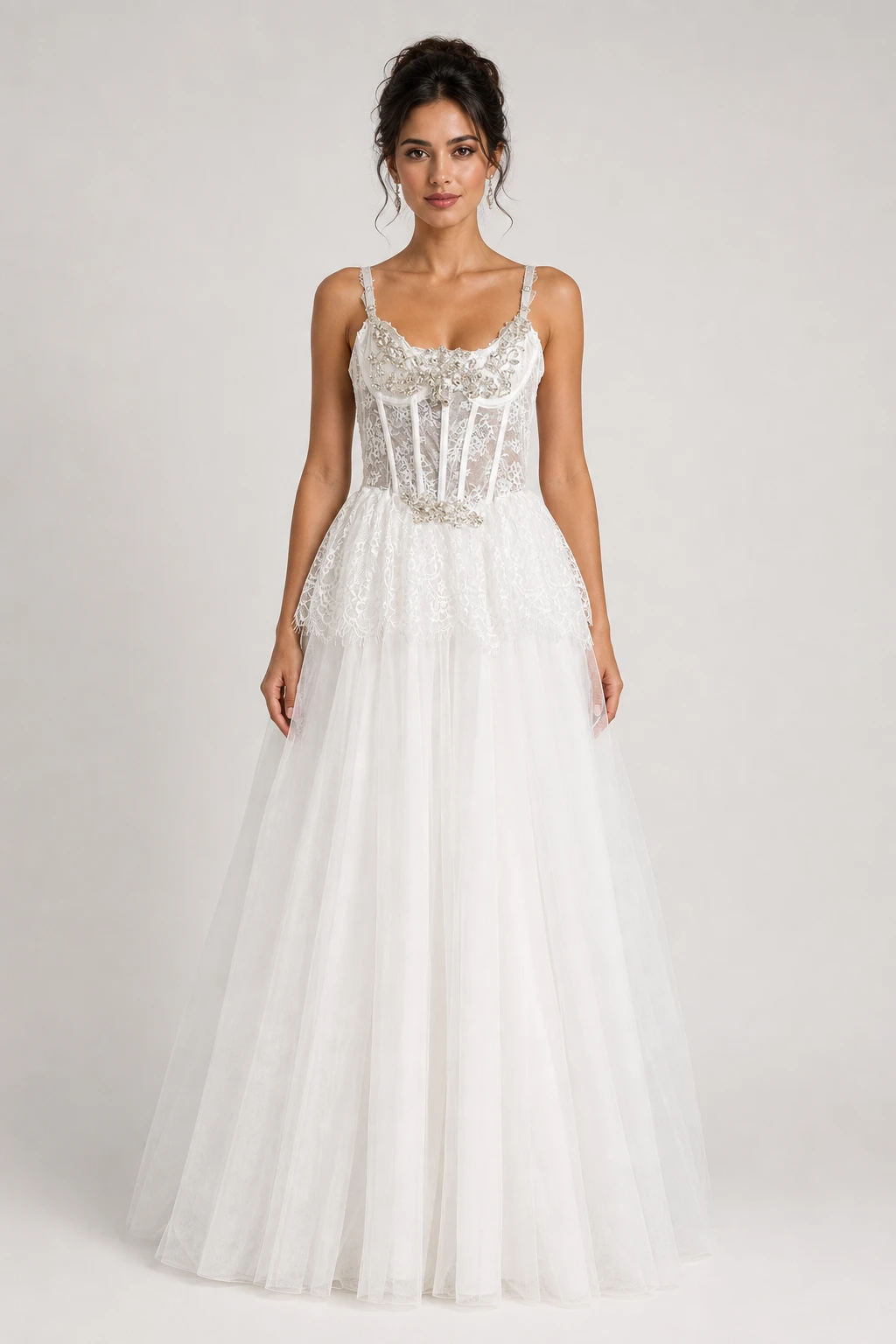 Abito da sposa Nicole con corpetto in pizzo chantilly ricamato in cristalli e gonna in tulle