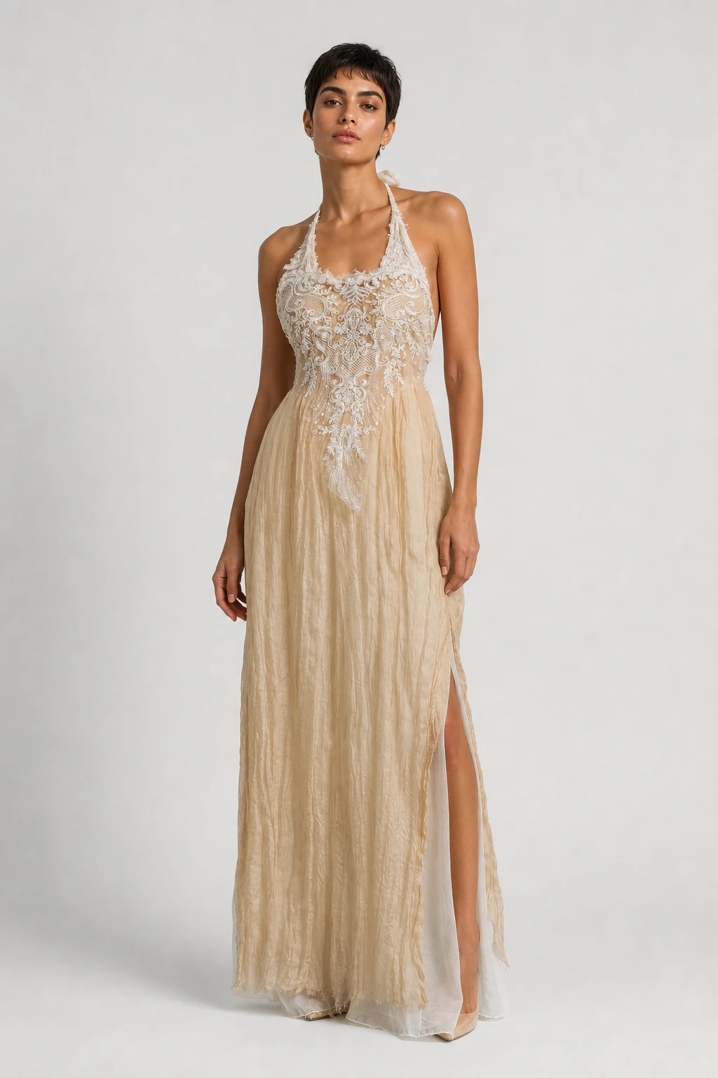 Abito da sposa Penelope in garza di cotone champagne con corpetto in pizzo ricamato a collo alto