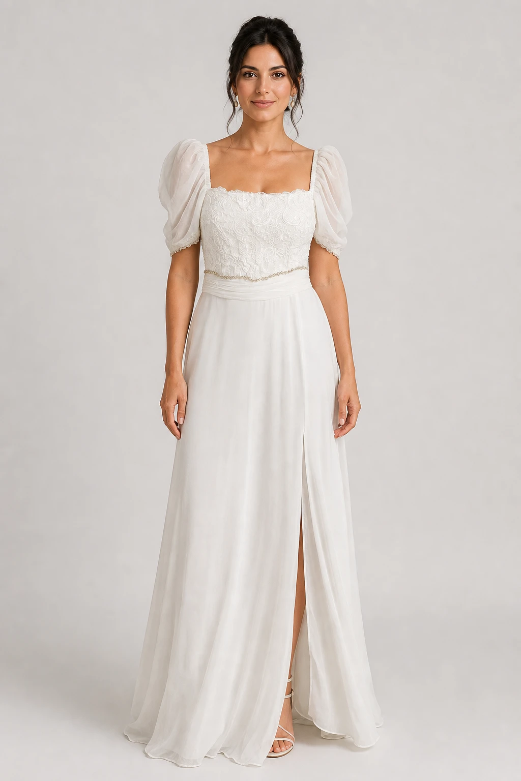 Abito da sposa Iris in chiffon bianco con corpetto in pizzo ricamato e scollo squadrato