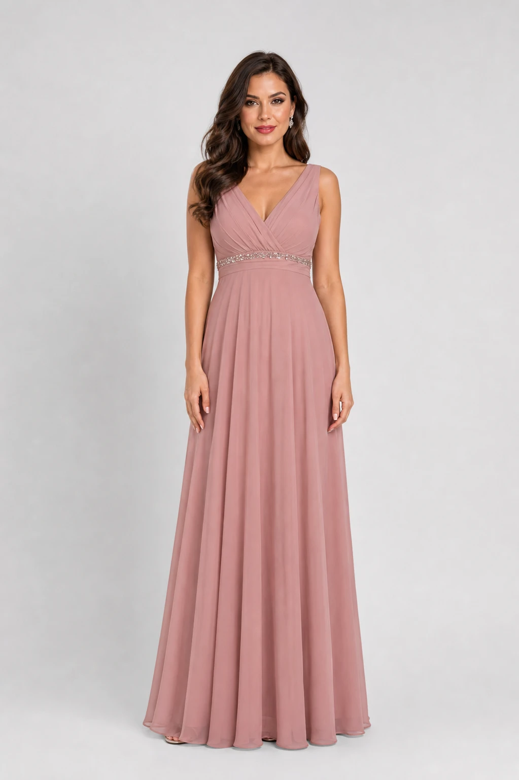 Abito lungo Ludovica in tulle rosa cipria con scollo a portafoglio e fascia di cristalli