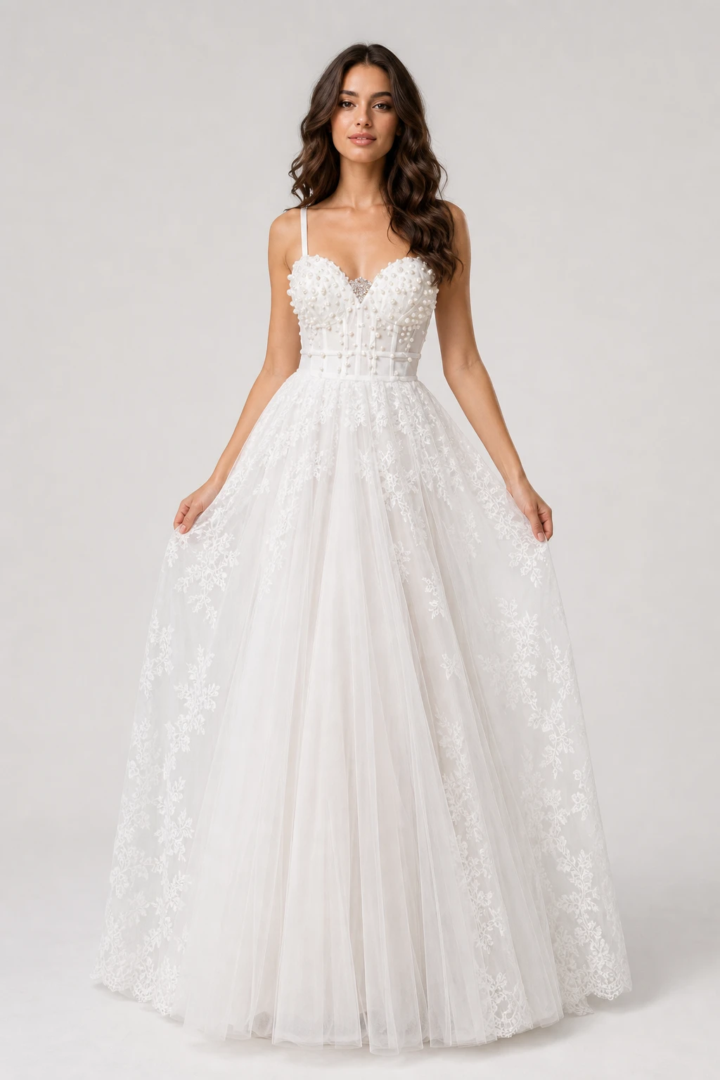 Abito da sposa Cinzia con bustino in raso perlato e gonna a principessa in pizzo chantilly