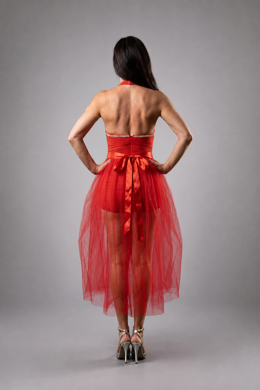 Retro del completo Paola con la sopragonna in tulle annodata in vita con nastro in raso