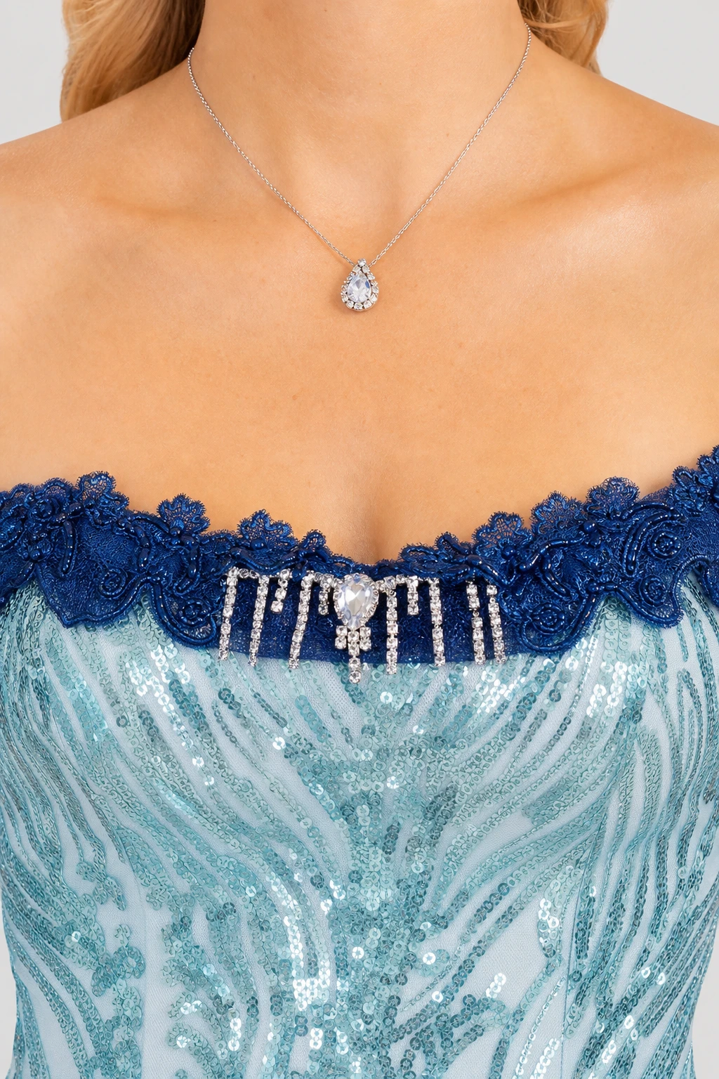 Dettaglio del pizzo blu elettrico con ricami in rilievo e dei pendenti in cristalli Swarovski