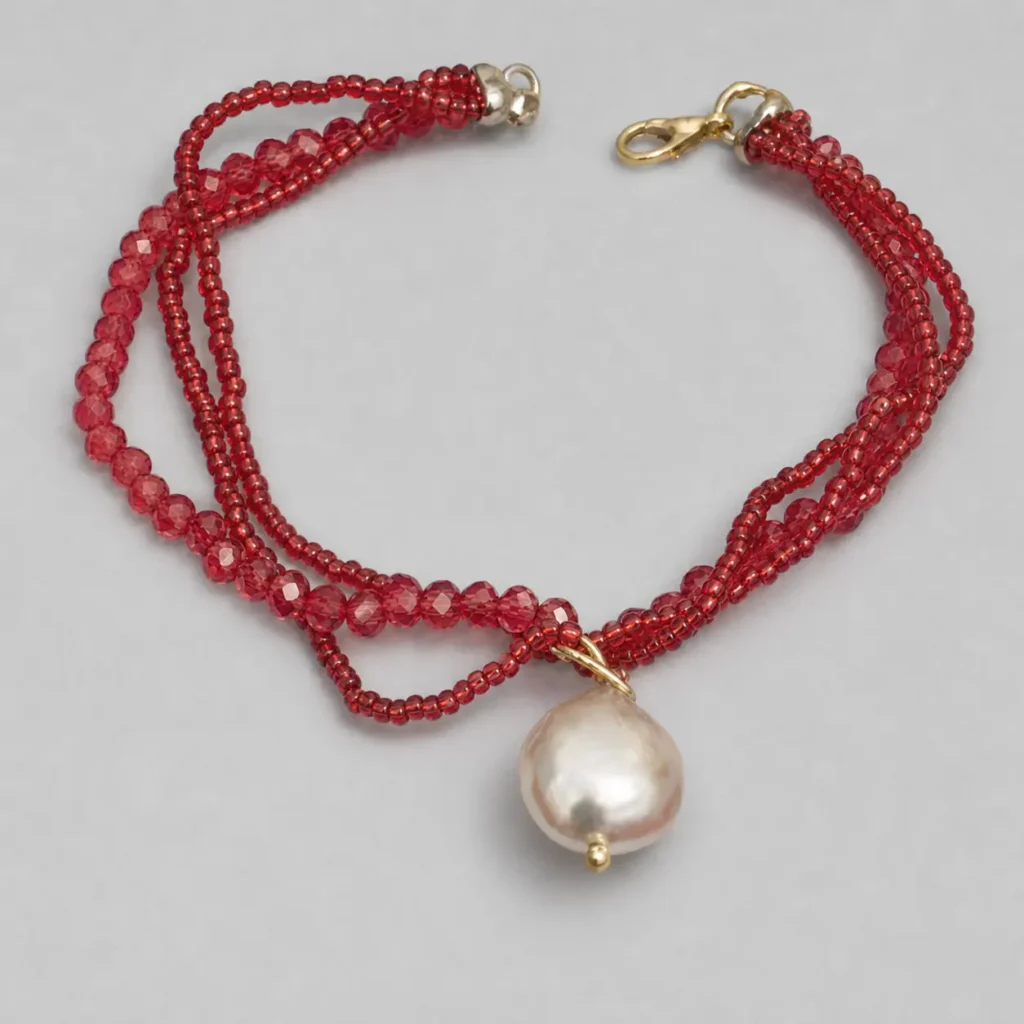 Bracciale multifilo con cristalli Swarovski rossi e perla scaramazza bianco avorio, chiusura a moschettone dorata