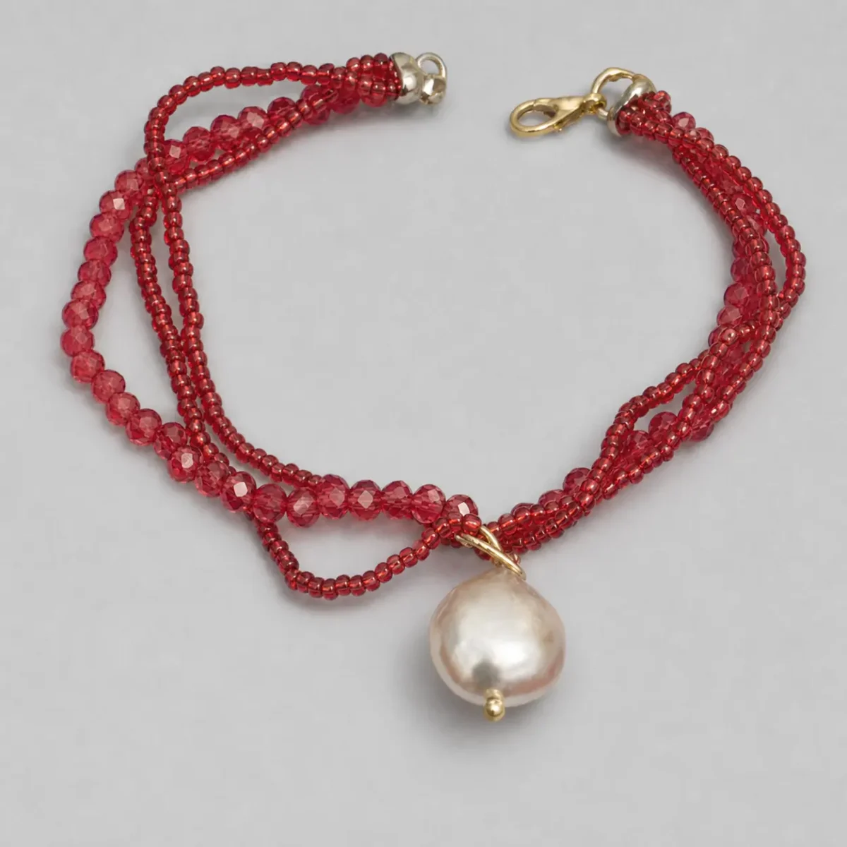 Bracciale multifilo con cristalli Swarovski rossi e perla scaramazza bianco avorio, chiusura a moschettone dorata